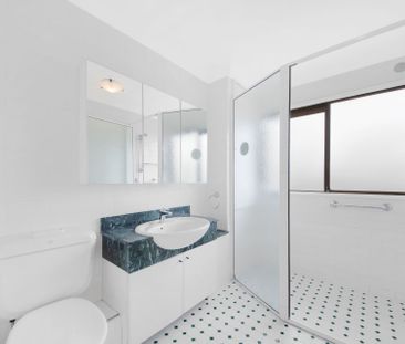 SUPER SPACIOUS APARTMENT! - Photo 3