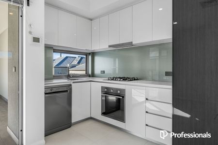 Modern Apartment with Huge Entertainer's Balcony - Photo 4