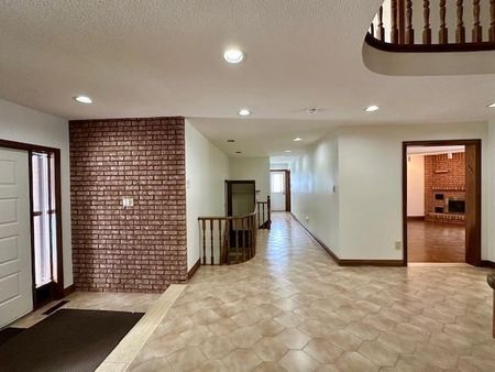 For Lease - 270 Arnold Avenue, Vaughan, Ontario - Photo 2