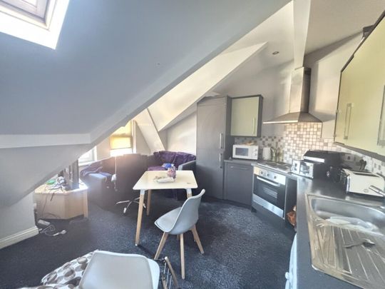 79 Flat 7 Brudenell Grove, Leeds, LS6 1HR - Photo 1