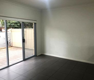 Stunning Two Storey Townhouse - Location, Location, Location! - Photo 6