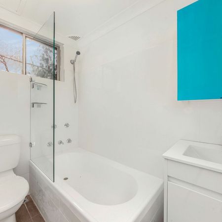 Modern Two Bedroom Apartment - Photo 3