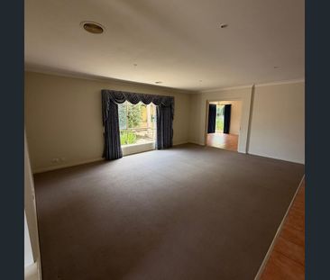 11 Oakbank Drive, Mount Helen for lease - Photo 2