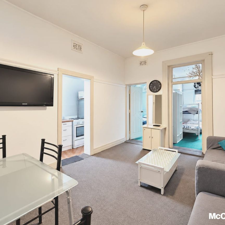 Stylish Furnished Two-Bedroom Apartment in Prime Glebe - Photo 1