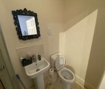 Large Room With Private Shower Room, PE1 - Photo 1