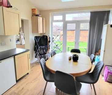 6 bedroom semi-detached house to rent - Photo 2