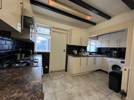 Room in a Shared House, Newquay Road, SE6 - Photo 3