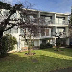 Bachelor apartment in the heart of Kitsilano - Photo 2