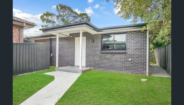 ONE WEEKS FREE RENT IF LEASED PRIOR TO XMAS BREAK!!! - Photo 1