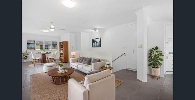 Renovated Split-Level Apartment with Tandem Garage *Water bills included - Photo 1