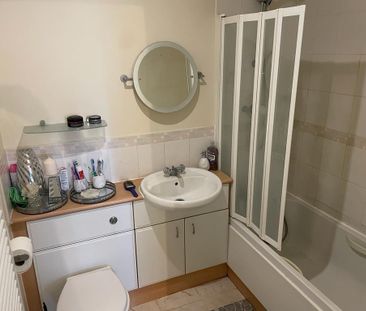 3 bedroom flat to rent - Photo 4