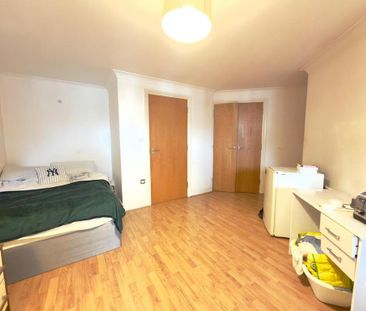 1 bedroom in a flat share to rent - Photo 2