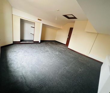 3 bedroom flat to rent - Photo 4