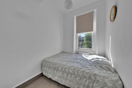 3 bedroom flat to rent - Photo 5