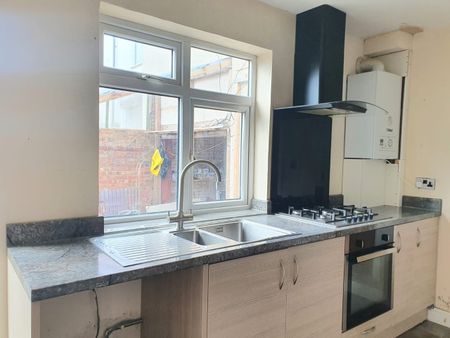 Room in a Shared House, Dordans Road, LU4 - Photo 4