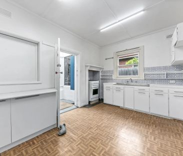 Classic two bedroom house with courtyard! - Photo 6