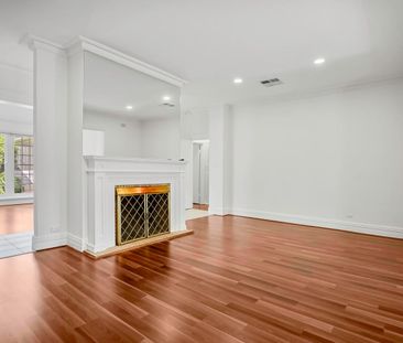 Elegant Home in Prestigious Leafy Suburb - Photo 3