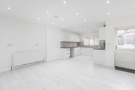 5 bedroom semi-detached house to rent - Photo 2