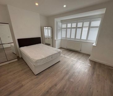 4 bedroom semi-detached house to rent - Photo 3