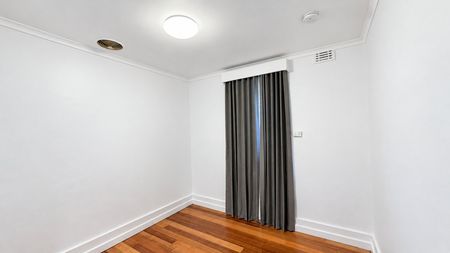 Spacious Four-Bedroom Family Home with Multiple Living Areas in Prime St Kilda Location - Photo 5