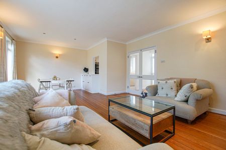 Situated in the highly sought-after coastal village of Bosham, West Sussex, this charming three-bedroom semi-detached house offers a welcoming blend of comfort and practicality - Photo 4