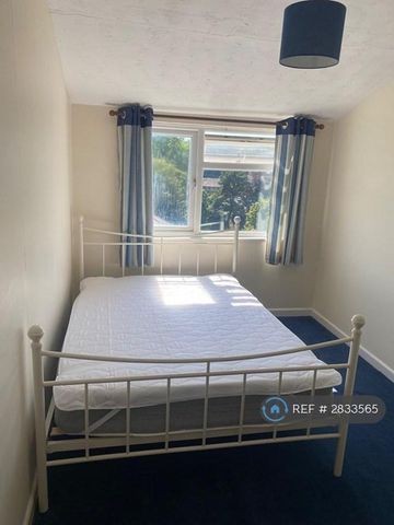 3 bedroom flat to rent - Photo 4