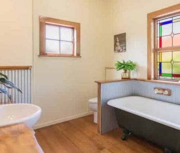 Character on Queen - Photo 5