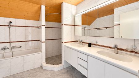 Grosszügige 4.5-Zimmer-Dachwohnung mit Cheminée & 2 Balkonen - Photo 3