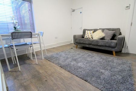 Room in a Shared House, Liverpool Street, M6 - Photo 3