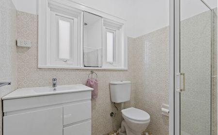 Beautifully maintained home with in-ground swimming pool! - Photo 2