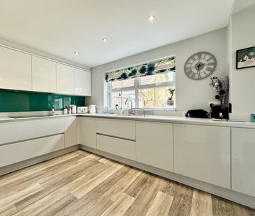 5 bedroom detached house to rent - Photo 2