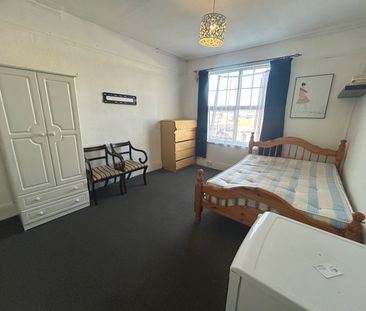 Room in a Shared Flat, High Road, N12 - Photo 1