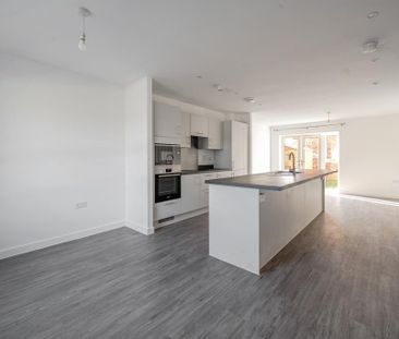 3 bedroom semi-detached house to rent - Photo 3