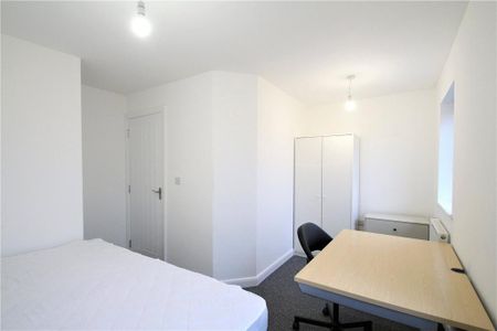 4 bedroom semi-detached house to rent - Photo 4