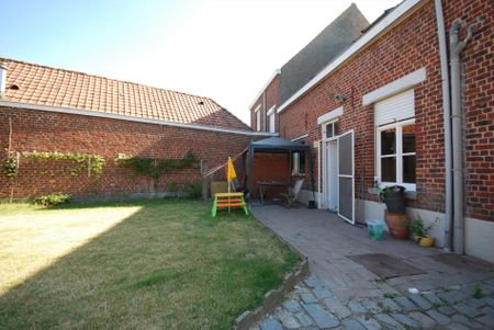 HALFOPEN BEBOUWING MET GROTE TUIN - Foto 2