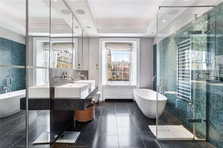 An exceptional period house ideally located on one of Chelsea's most desirable garden squares. - Photo 2