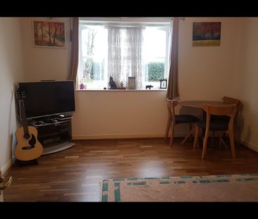 2 Bed Flat, Harlinger Street, SE18 - Photo 2