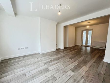 3 bedroom house to rent Dudley Road, Clacton-on-Sea, CO15 - Photo 3