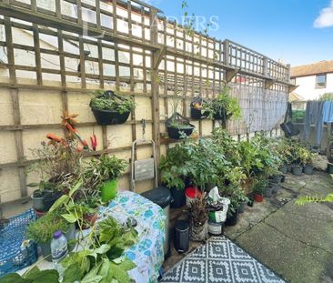 2 bedroom terraced to rent Wood Street, PO21 - Photo 2
