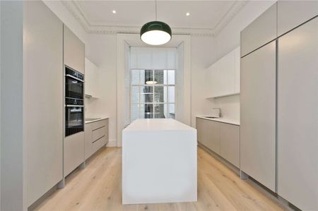 An attractive three bedroom maisonette with wonderful reception space across the raised ground floor of a Victorian townhouse. - Photo 4