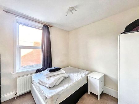 4 bed terraced house to rent in NE6 - Photo 3