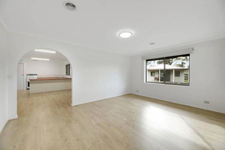 5 Bedroom, 2 Living areas - 850 metres Railway Station - Photo 2