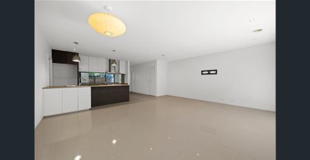 Modern, Spacious & Quiet Family Home! - Photo 2