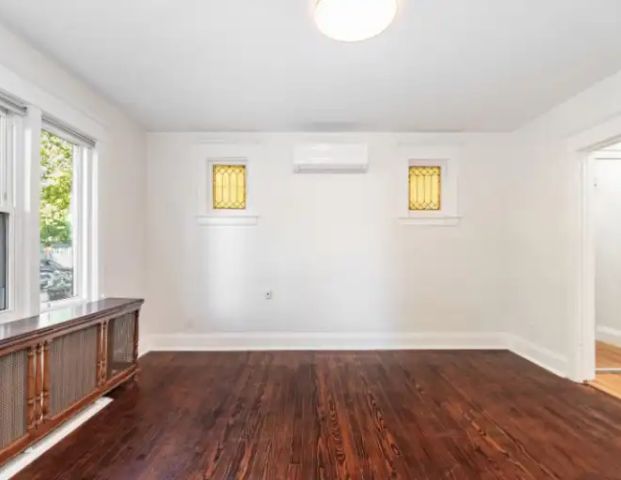 Charming Main Floor Apartment - High Park - 2 bed 1 Parking - Utilities Included | 379 Parkside Drive, Toronto - Photo 1