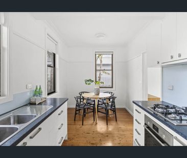 Charming Home. Easy Living - FOUND it. - Photo 2