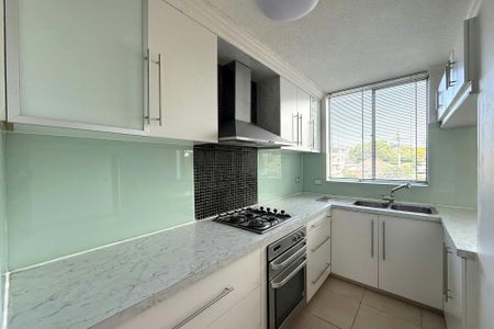 ELEVATED UNIT IN A CENTRAL LOCATION - Photo 3