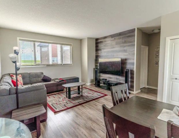 Beautiful 3 bedroom townhouse — 3 Bedrooms+ Den Townhouse - Photo 1