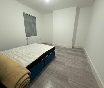 4 bedroom semi-detached house to rent - Photo 5