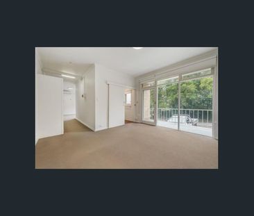 SPACIOUS ONE BEDROOM IN FANTASTIC LOCATION - Photo 5