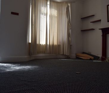 Three bedroom house close to ilford station - 2500 pcm - Photo 3